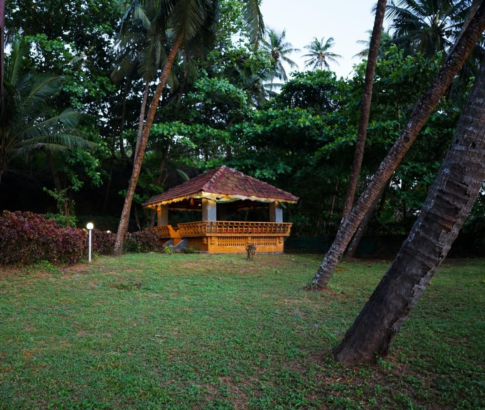 Club 7 Beach Resort Kannur Exterior photo
